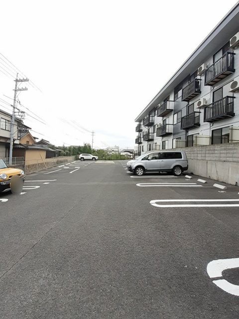 【尾道市神田町のアパートの駐車場】