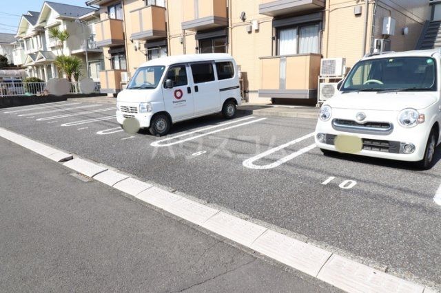 【守谷市薬師台のアパートの駐車場】