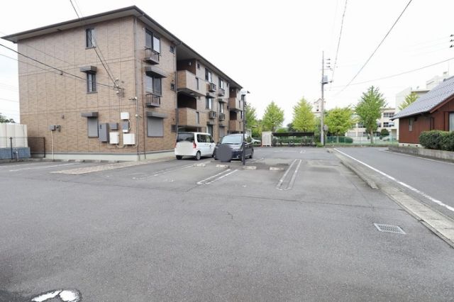 【土浦市西根西のアパートの駐車場】