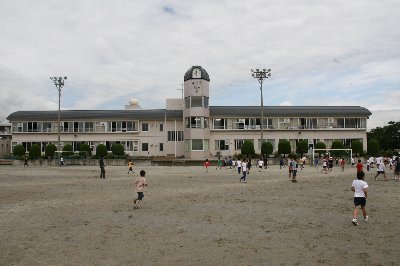 【南アルプス市小笠原のアパートの小学校】