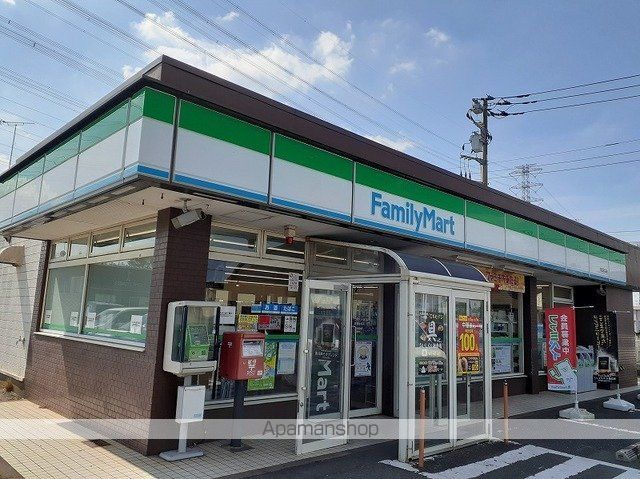 コンビニ　ファミリーマート（コンビニ）まで600m