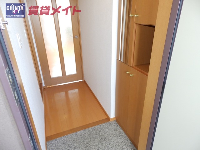 【鈴鹿市稲生塩屋のマンションの玄関】