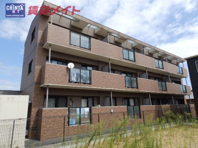 鈴鹿市稲生塩屋のマンションの建物外観