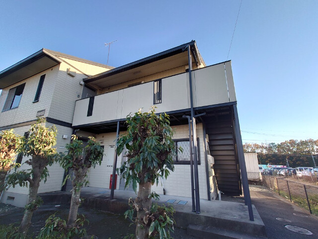 【浜松市中央区上石田町のアパートの建物外観】