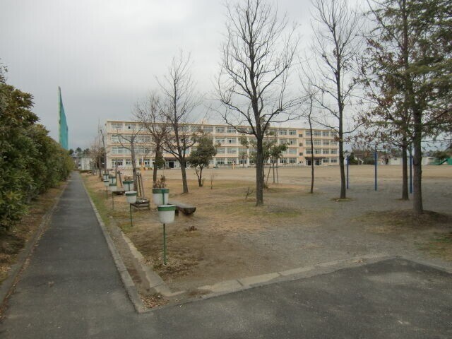 【浜松市中央区上石田町のアパートの小学校】