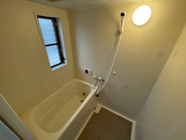 バス・シャワールーム　浴室に窓