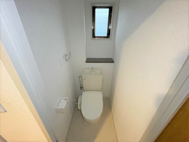 トイレ　トイレに窓　温水洗浄便座