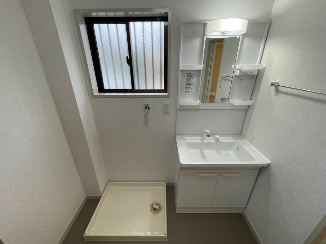 洗面設備　洗面所にも窓！