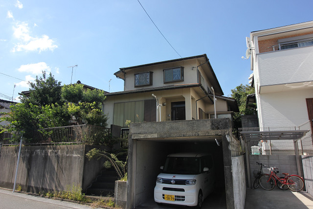 針摺戸建ての建物外観