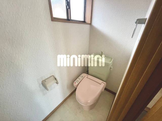 トイレ　温水洗浄便座付きのトイレです。