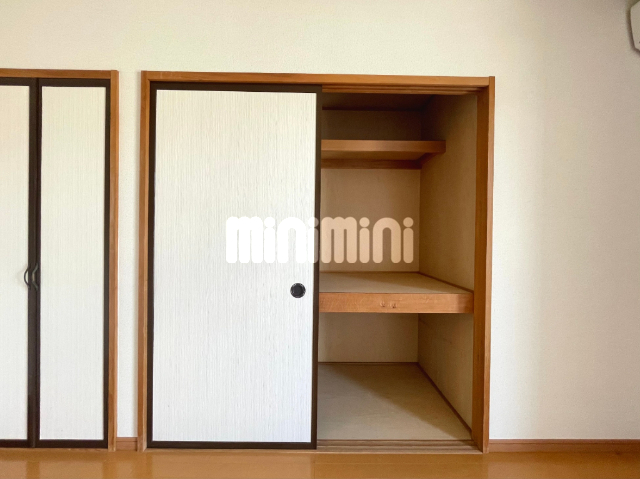 収納　洋室には広々とした収納がございます。