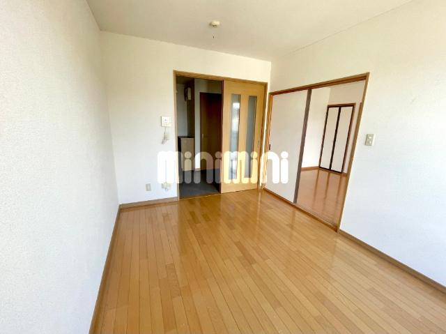 居室・リビング　明るい雰囲気の洋室でございます。