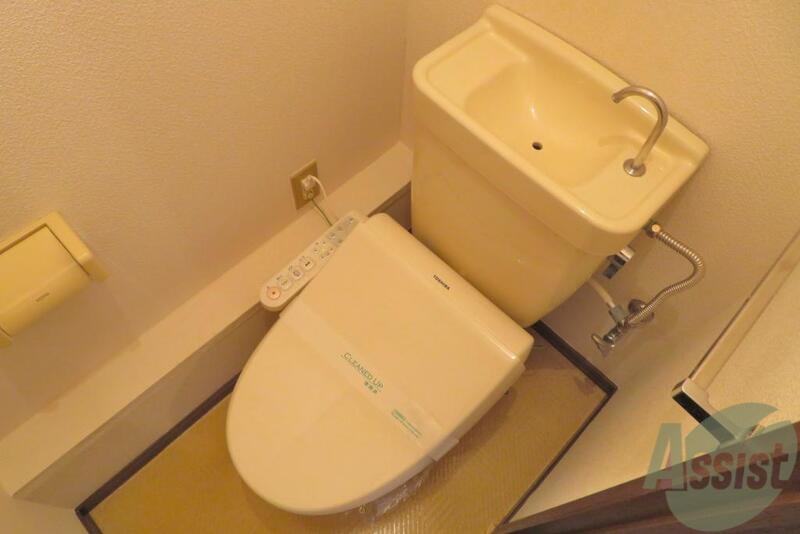 トイレ　トイレには、温水洗浄便座機能がついています。