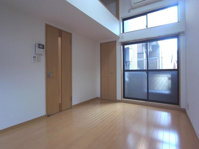 眺望　天井が高い洋室