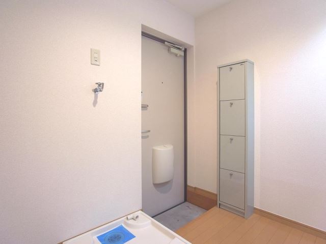 玄関　玄関下駄箱あり