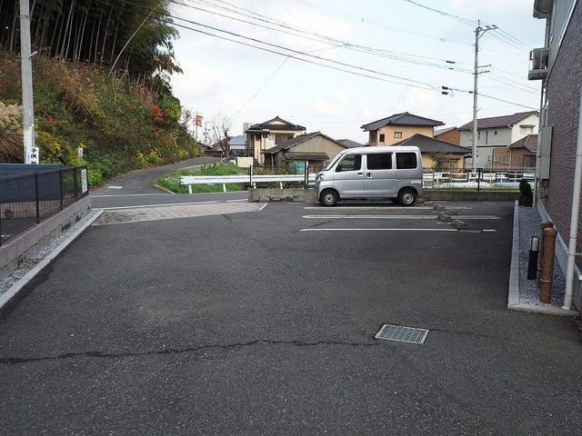 【北九州市小倉南区朽網西のアパートの駐車場】