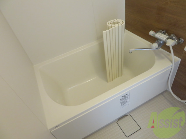 バス・シャワールーム　浴室です。バスタブが広くてゆったりできます。