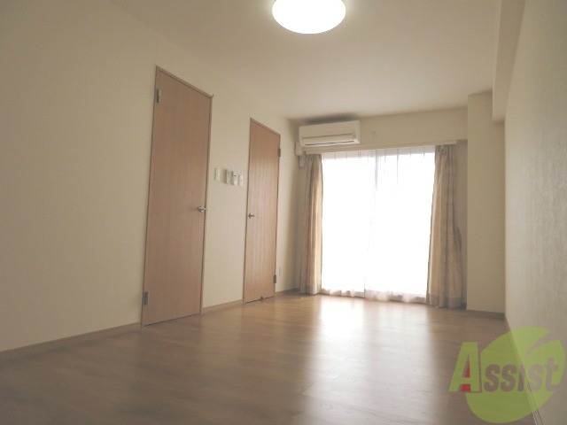 居室・リビング　リビングはこんな感じです。窓が大きくて良く陽が入ってきます。