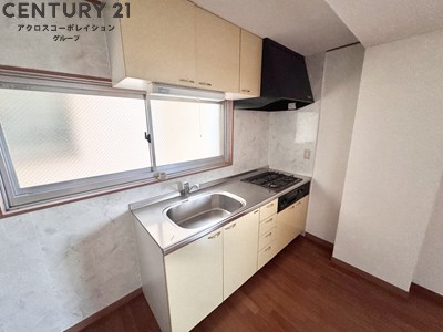 キッチン　3口ガスコンロ付で機能的なキッチンです！