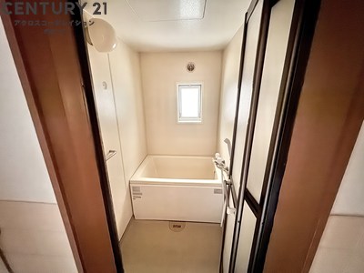 バス・シャワールーム　窓があり換気良好。