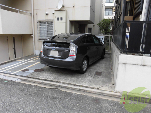 【芦屋市宮川町のマンションの駐車場】