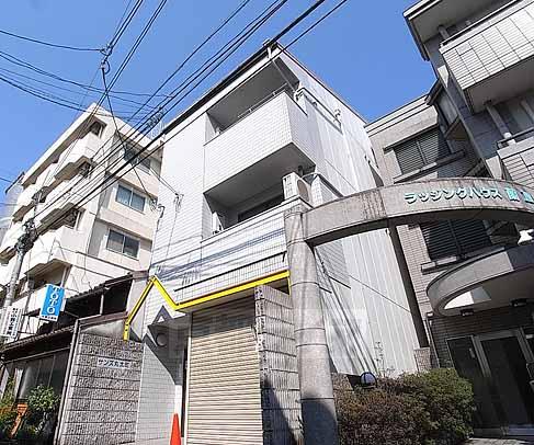 京都市左京区東丸太町のマンションの建物外観