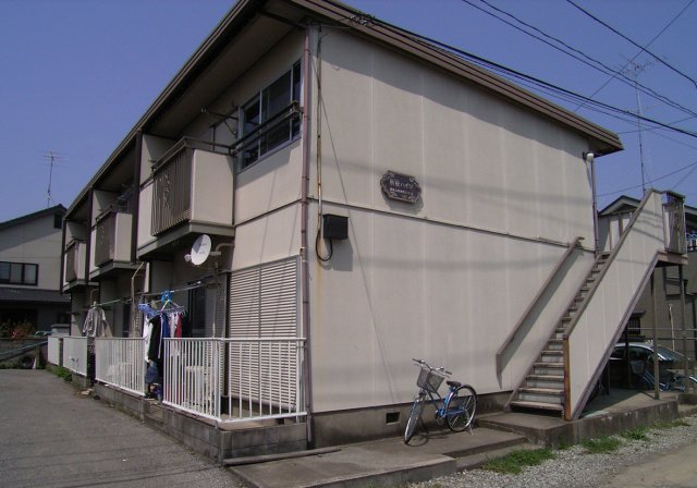 東松山市神明町のアパートの建物外観