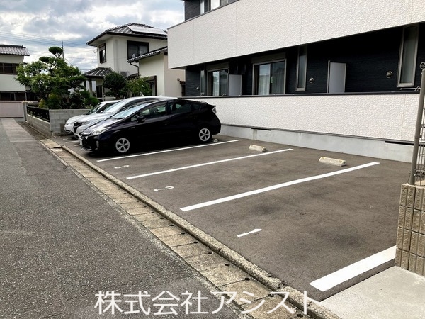 【飯塚市下三緒のアパートの駐車場】