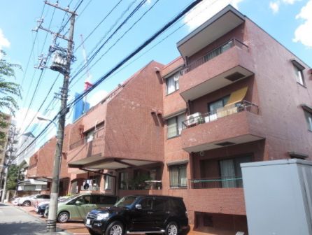 新宿区余丁町のマンションの建物外観