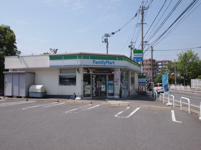 【新日本パレス前原駅前のコンビニ】