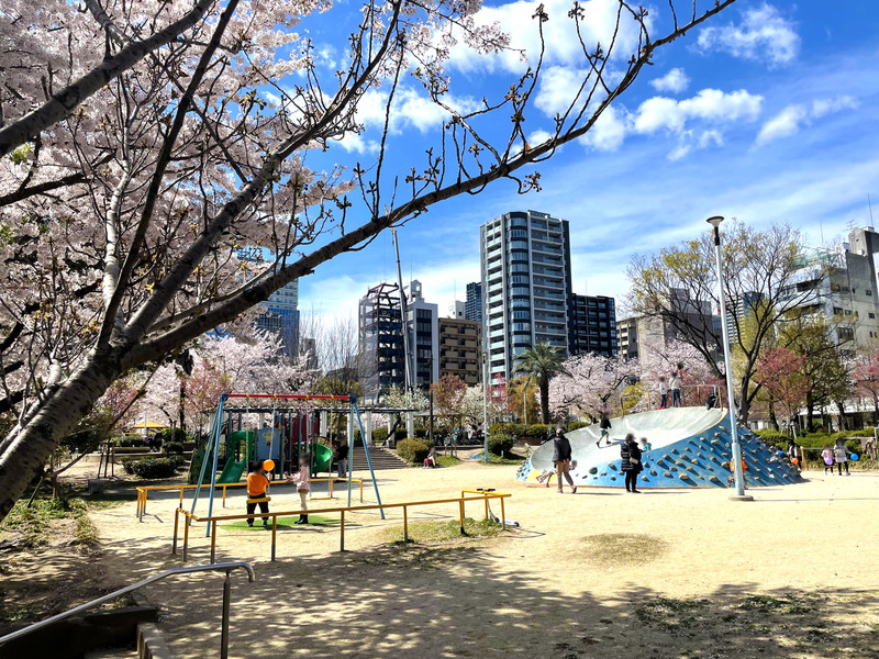 【ビオール大阪大手前タワーの公園】