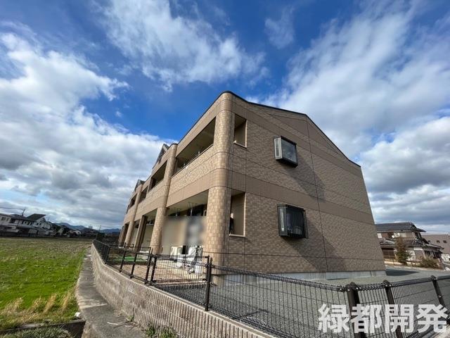 山口市大内矢田南のアパートの建物外観