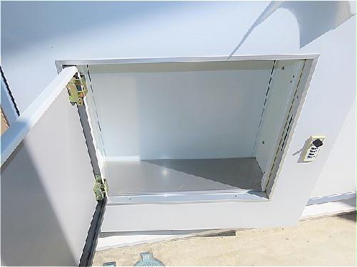 玄関　玄関扉に宅配ボックスあり