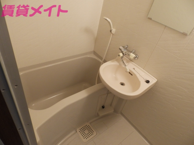 バス・シャワールーム　同棟別部屋の写真です