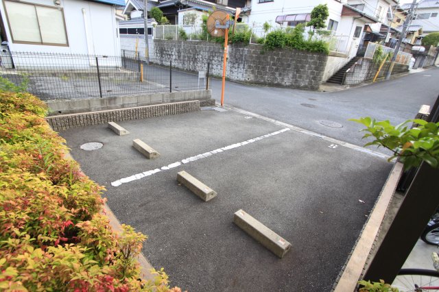 駐車場　駐車場があるので、車を買う予定の方も安心です