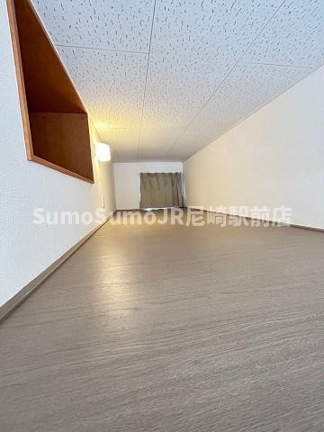 その他部屋・スペース　落ち着いた色調の寝室です