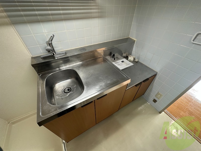 キッチン　２口ガスコンロも問題なく設置でき、収納もあります。