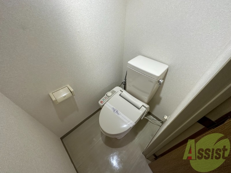 トイレ　温水洗浄便座付きのトイレは、使用しやすくうれしいですね。