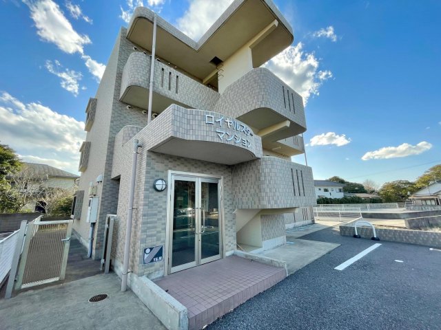 ロイヤルスターマンションの建物外観