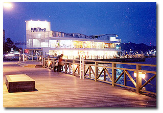 ショッピングセンター　カモンワーフ（ショッピングセンター）まで877m