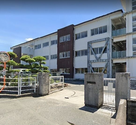 小学校　岡山市立西小学校（小学校）まで427m