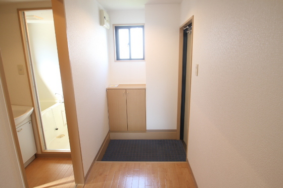 玄関　※別の部屋の写真です。