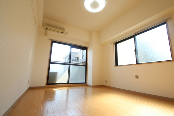 居室・リビング　※別の部屋の写真です。