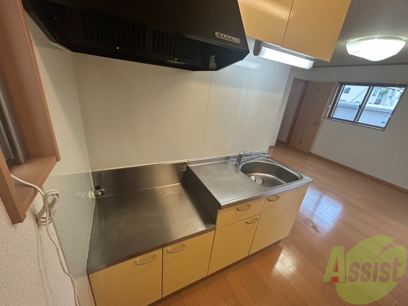 キッチン　こちらはキッチンです。広々としたキッチンですね。