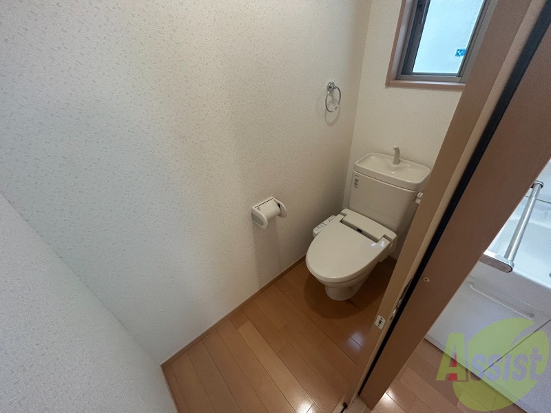 トイレ　こちらはトイレです。ピカピカなトイレで、気持ちも良いですね。