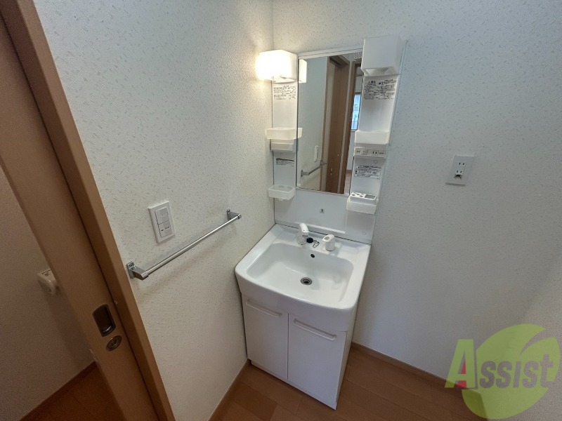 洗面設備　こちらは洗面台になります。大きな鏡があっていいですね。