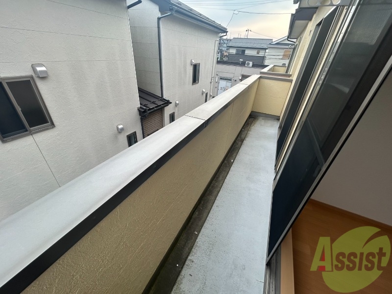 バルコニー　こちらはバルコニーです。洗濯物が沢山干せますね。