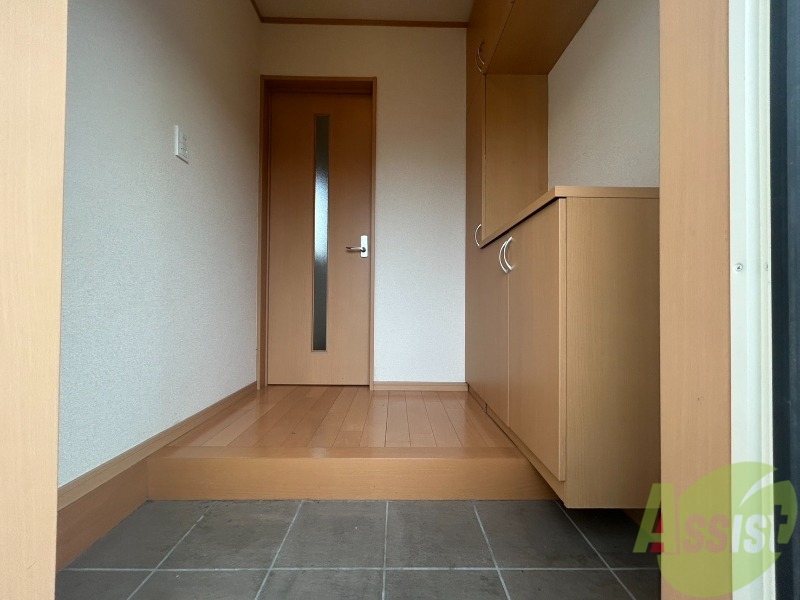 玄関　こちらは玄関になります。扉を開けるととても明るいですね。