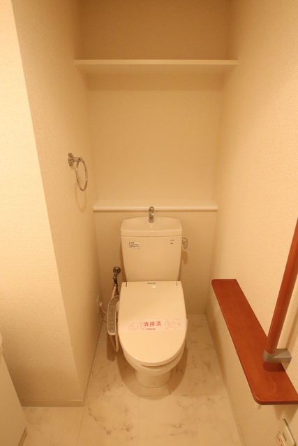 トイレ　嬉しい温水洗浄便座付き