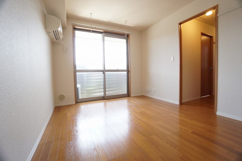 居室・リビング　快適な生活に欠かせないエアコンも付いています